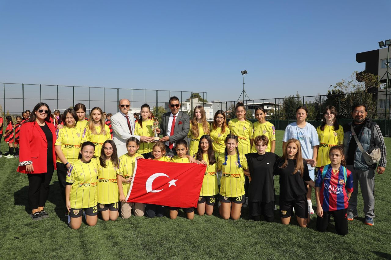 Kız futbol takımları cumhuriyet için oynadı - Sayfa 3