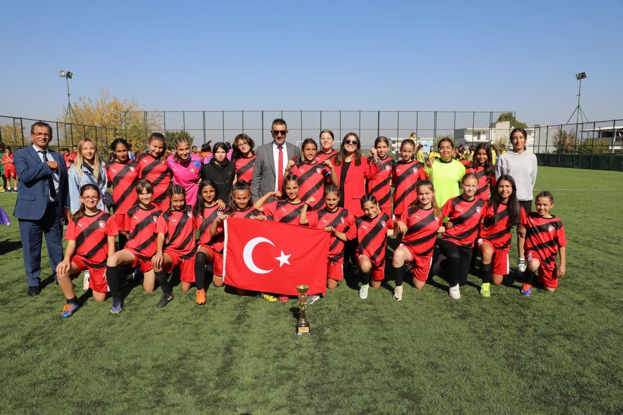 Kız futbol takımları cumhuriyet için oynadı - Sayfa 4