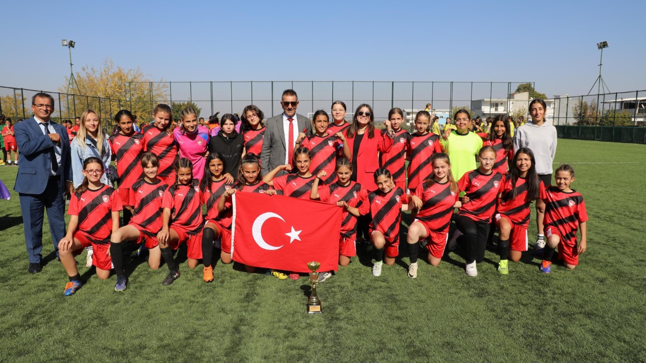 Kız futbol takımları cumhuriyet için oynadı