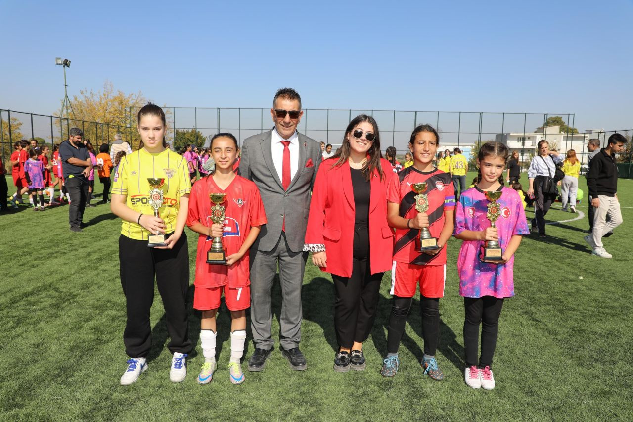 Kız futbol takımları cumhuriyet için oynadı - Sayfa 6