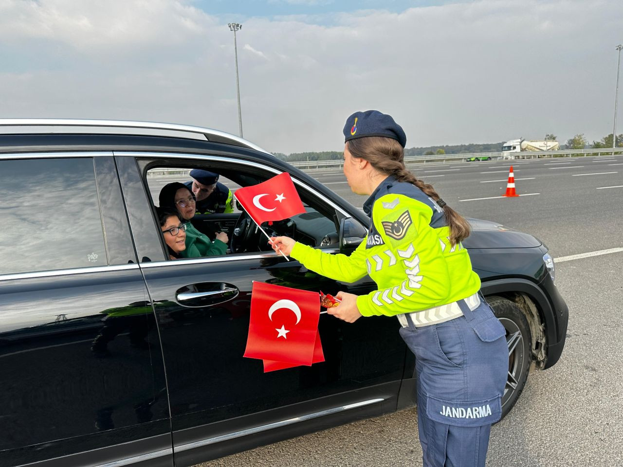 Cumhuriyet Bayramı Coşkusu Otoyollara Taştı: Jandarma Bayrak ve Çikolata Dağıttı - Sayfa 1