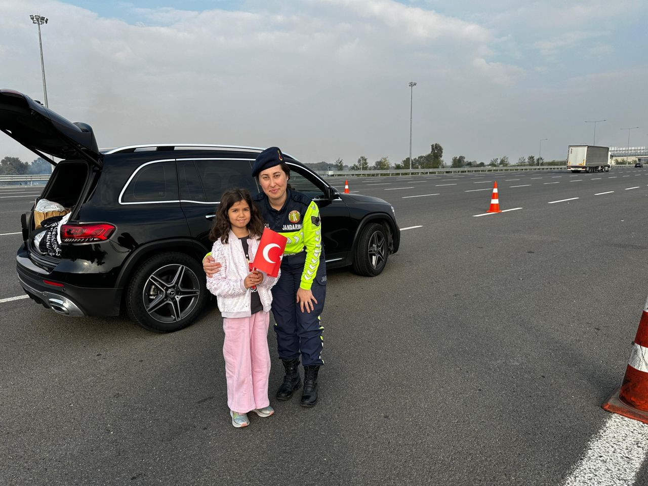 Cumhuriyet Bayramı Coşkusu Otoyollara Taştı: Jandarma Bayrak ve Çikolata Dağıttı - Sayfa 4