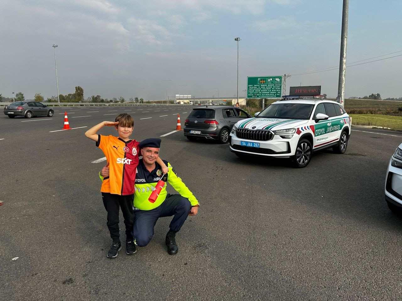 Cumhuriyet Bayramı Coşkusu Otoyollara Taştı: Jandarma Bayrak ve Çikolata Dağıttı - Sayfa 6