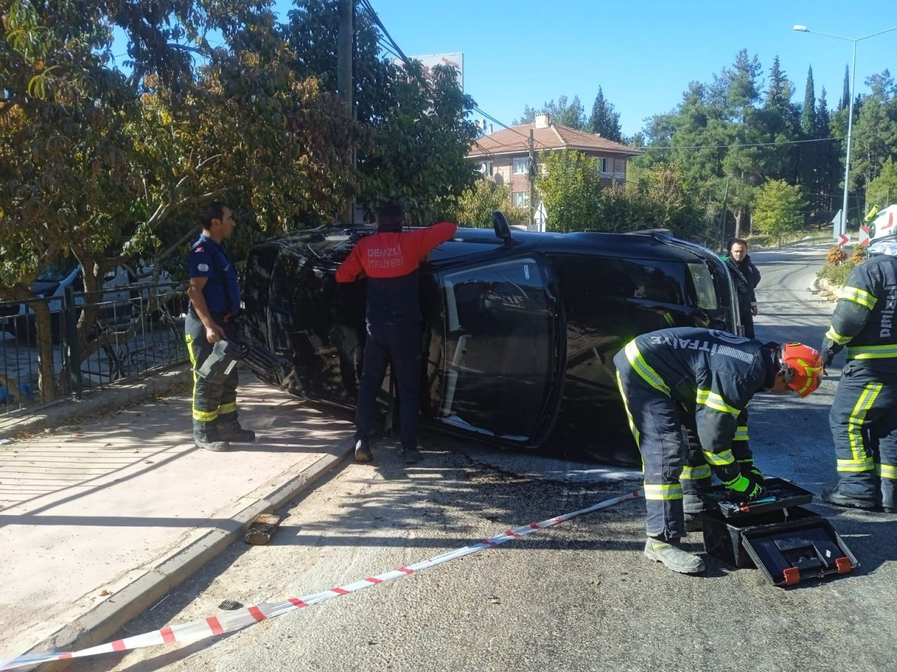 Refüje Çarpan Otomobil Yan Yattı: 2 Yaralı - Sayfa 1