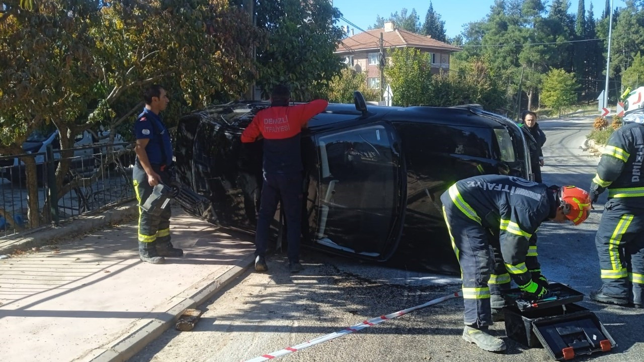 Refüje Çarpan Otomobil Yan Yattı: 2 Yaralı