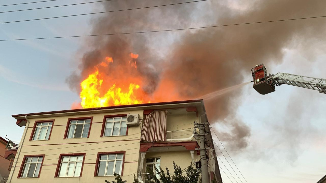 Karaman'da Apartman Çatısı Alev Alev Yandı, Mahalleli Sokağa Döküldü - Sayfa 1