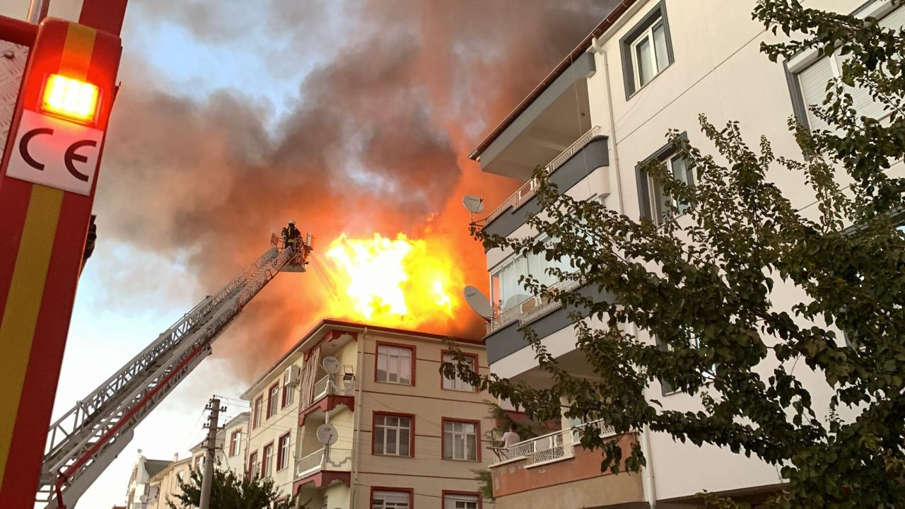 Karaman'da Apartman Çatısı Alev Alev Yandı, Mahalleli Sokağa Döküldü - Sayfa 7