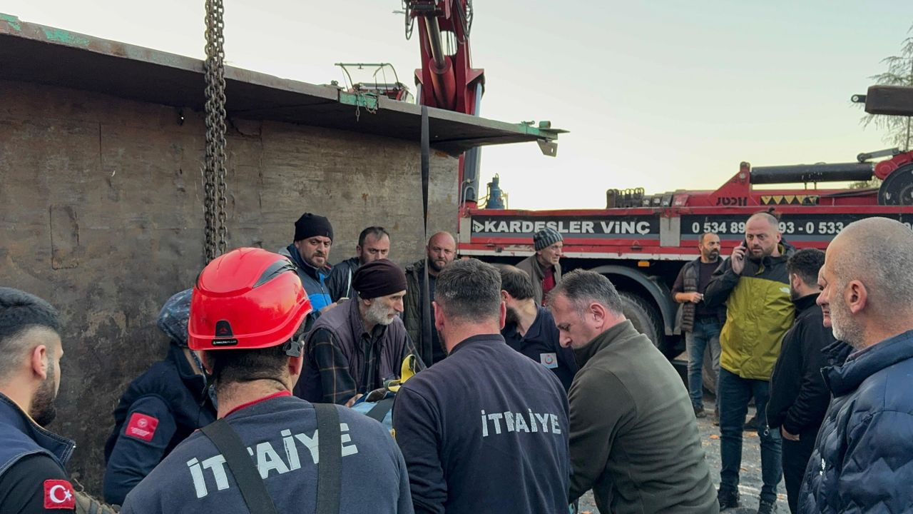 Rize'de Tomruk Yüklü Kamyon ile Kamyonet Çarpıştı: 3 Yaralı - Sayfa 1