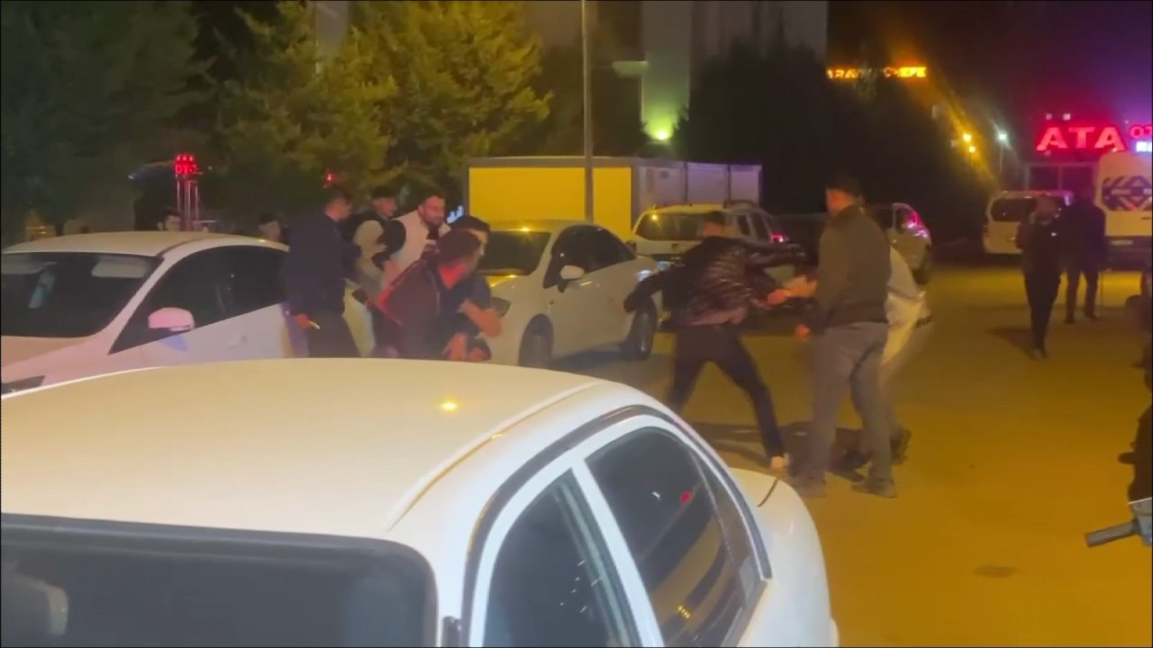 Adıyaman’da Sokak Ortasında Dehşet: Bir Kişiyi Dövüp Bıçaklayarak Kaçtılar