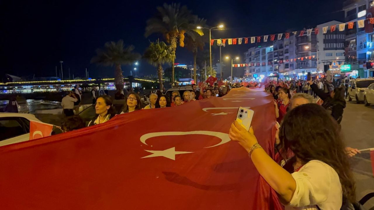 Kuşadası'nda 29 Ekim Yürüyüşünde Dev Türk Bayrağı Dalgalandı - Sayfa 1