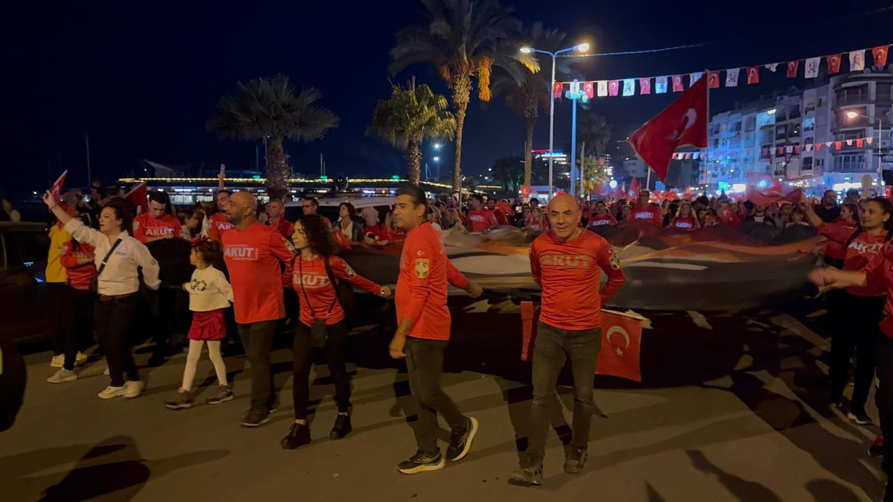 Kuşadası'nda 29 Ekim Yürüyüşünde Dev Türk Bayrağı Dalgalandı - Sayfa 3