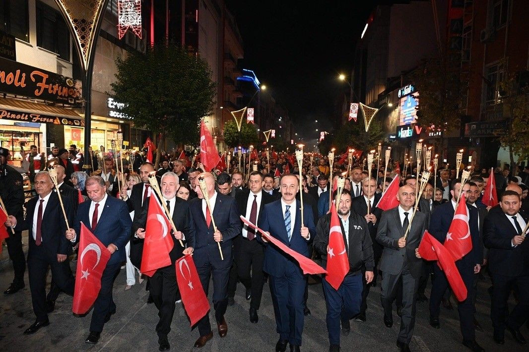 Cumhuriyetin 101. Yılında Isparta'da Fener Alayı Coşkusu - Sayfa 2