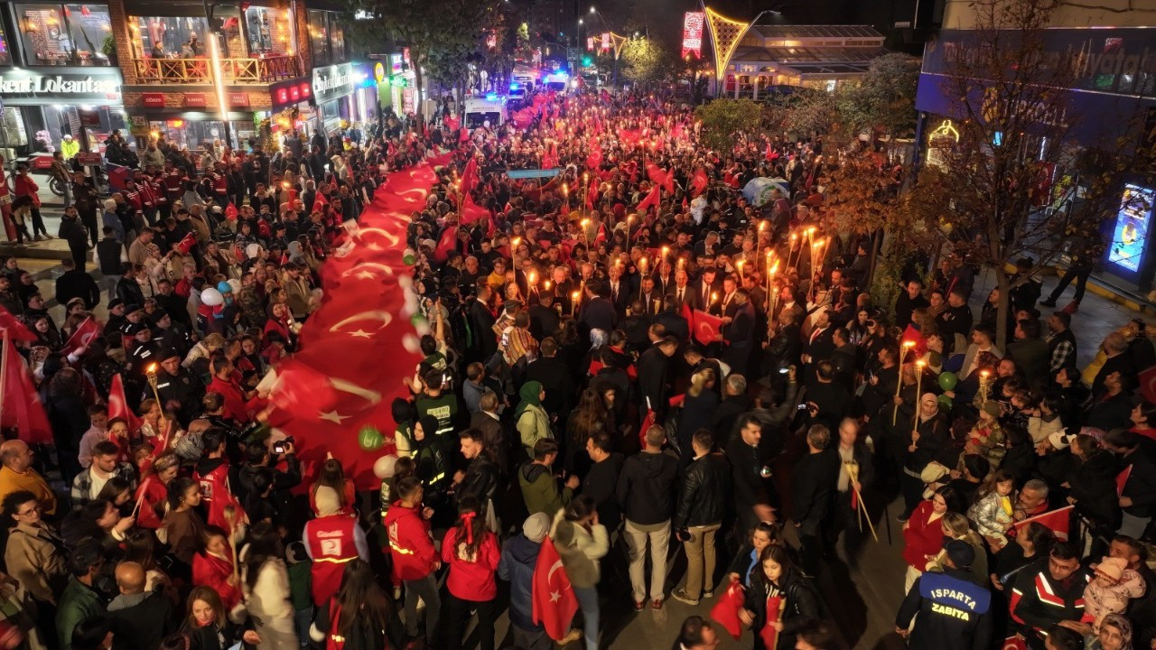 Cumhuriyetin 101. Yılında Isparta'da Fener Alayı Coşkusu