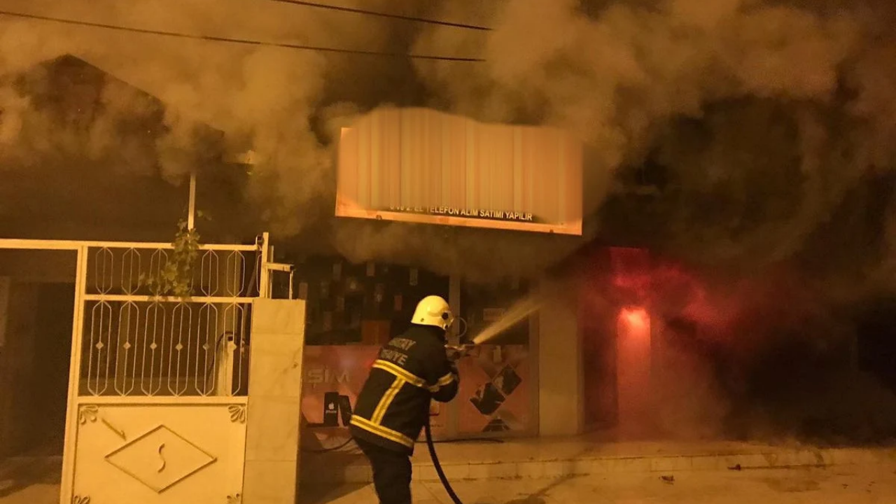 Hatay'da Kundaklama Dehşeti: Bir Butik Ateşe Verildi