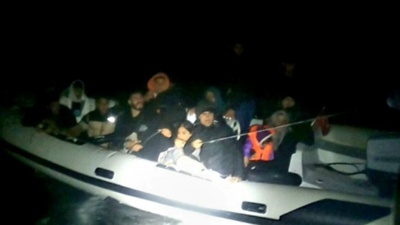 Ayvalık Açıklarında Sürüklenen 18 Düzensiz Göçmen Kurtarıldı