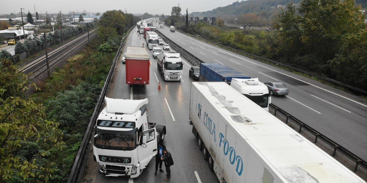 Otoyolda makaslayan tıra yolcu otobüsü çarptı: Kilometrelerce araç kuyruğu oluştu - Sayfa 1