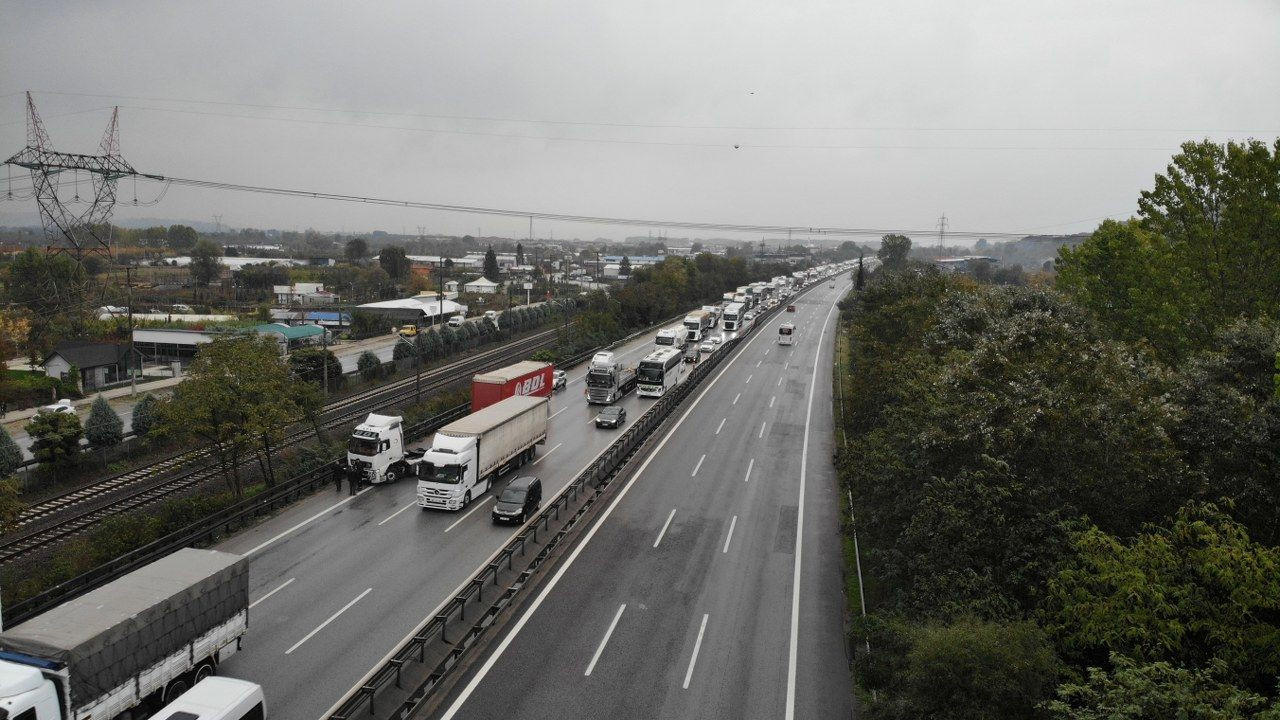 Otoyolda makaslayan tıra yolcu otobüsü çarptı: Kilometrelerce araç kuyruğu oluştu - Sayfa 2