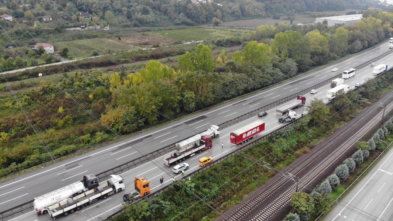 Otoyolda makaslayan tıra yolcu otobüsü çarptı: Kilometrelerce araç kuyruğu oluştu - Sayfa 4