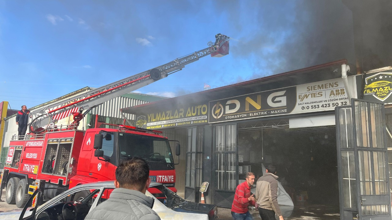 Afyonkarahisar'da sanayi sitesinde çıkan yangında 5 dükkan zarar gördü