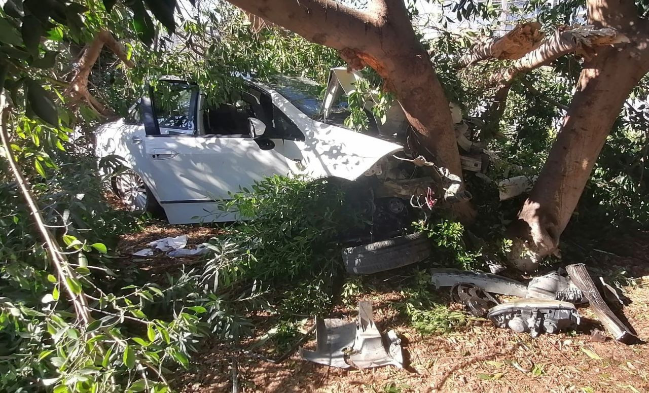 Mersin'de Otomobil Ağaca Vurdu: Sürücü Yaralı Kurtuldu - Sayfa 2