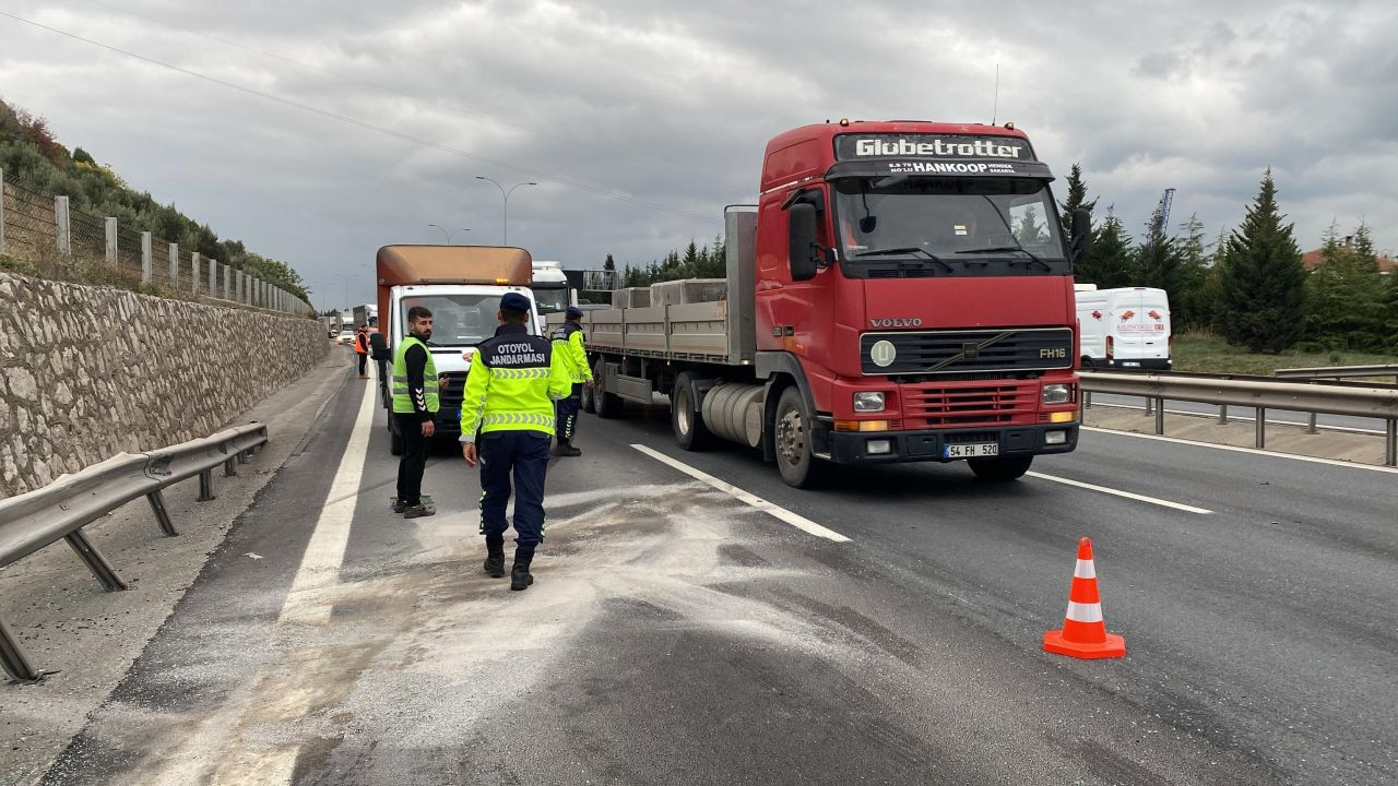 TEM Otoyolu'nda Trafiği Aksatan Kaza: Servis Minibüsü ile Yolcu Otobüsü Çarpıştı - Sayfa 1