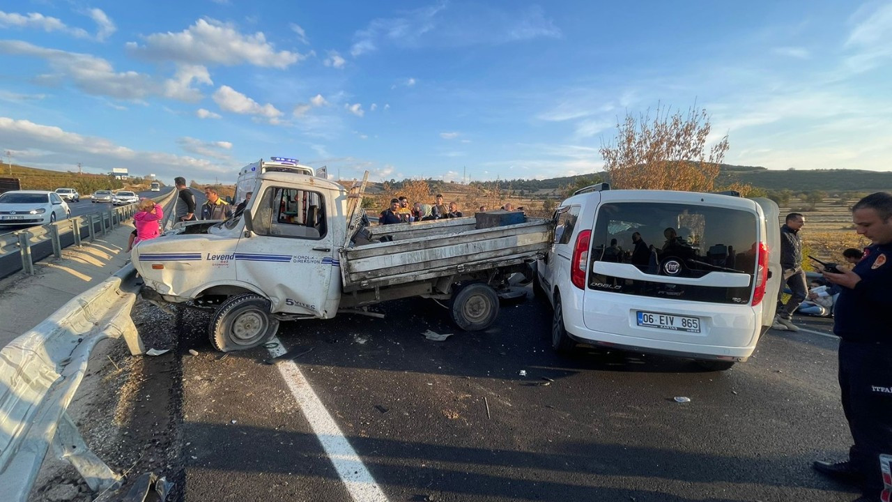 Kula'da Korkutan Kaza: Hafif Ticari Araç Kamyonete Çarptı, 4 Yaralı!