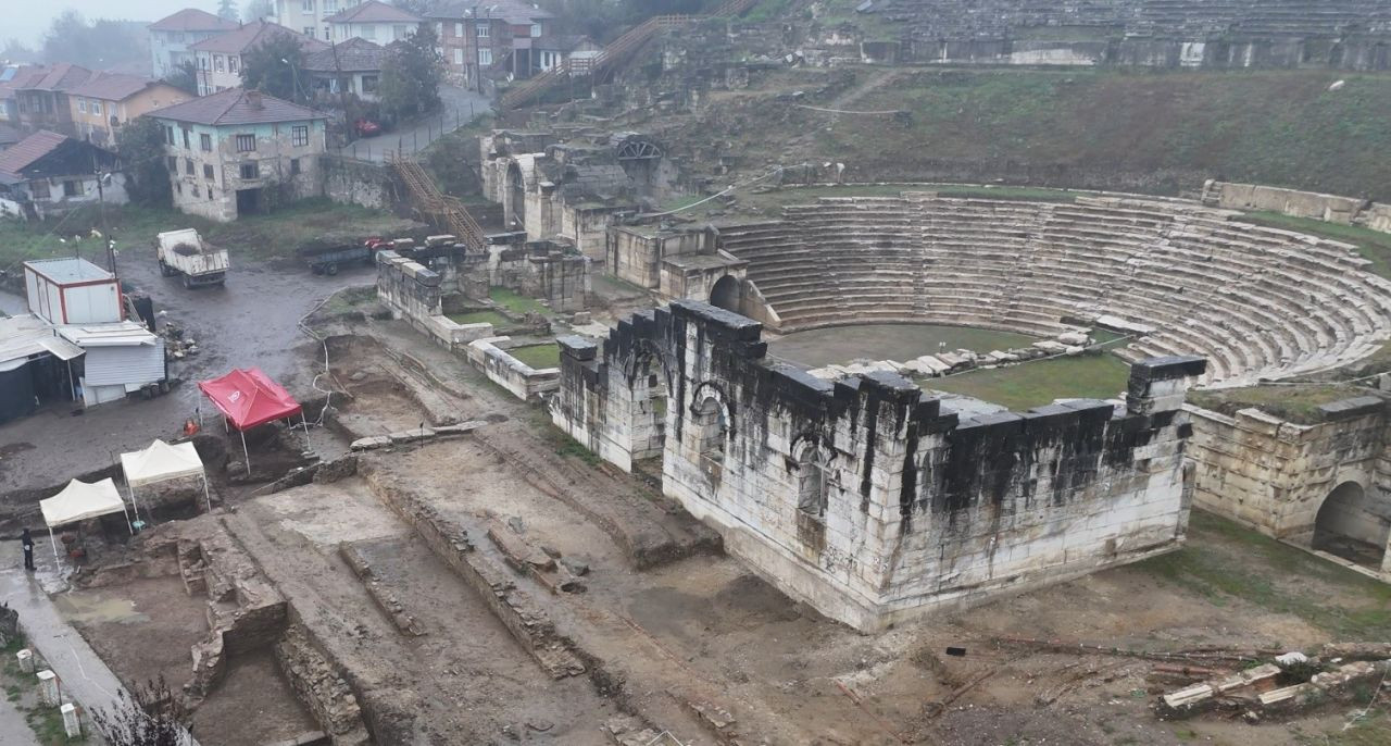 Kazdıkça Tarih Fışkırıyor: Konuralp Antik Tiyatrosu'nda Önemli Keşifler - Sayfa 1