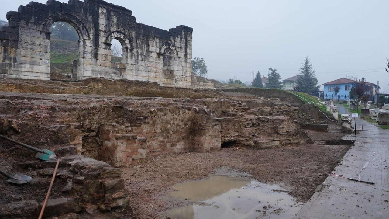 Kazdıkça Tarih Fışkırıyor: Konuralp Antik Tiyatrosu'nda Önemli Keşifler - Sayfa 6