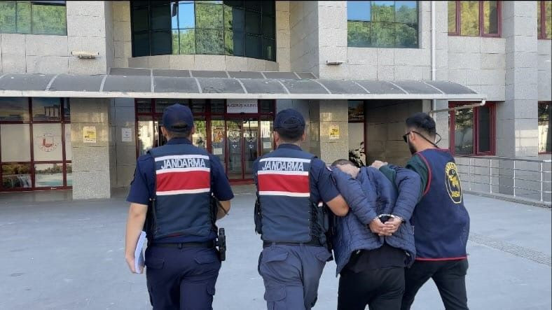 Ambulansa Yol Vermeyen Sürücü Tutuklandı: Sosyal Medyada Tepki Çekti - Sayfa 1