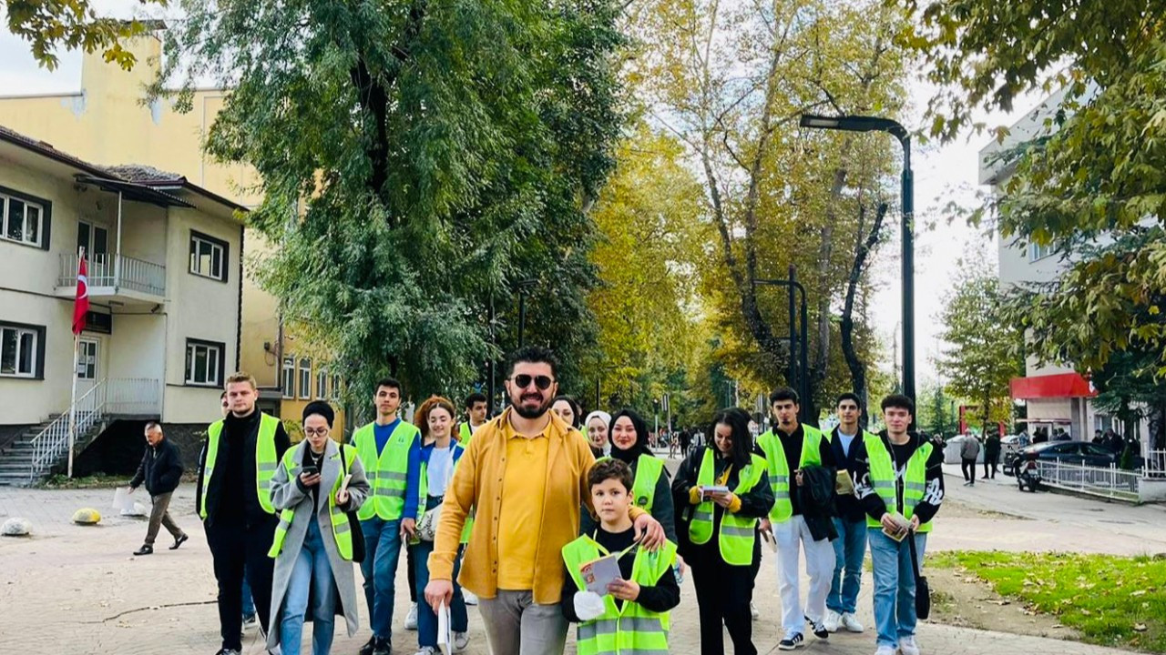 Hendek Meydanı’nda kitap okuma etkinliği