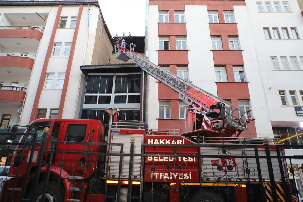 Hakkari’de 4 katlı binada mahsur kalan yavru kedi kurtarıldı - Sayfa 1