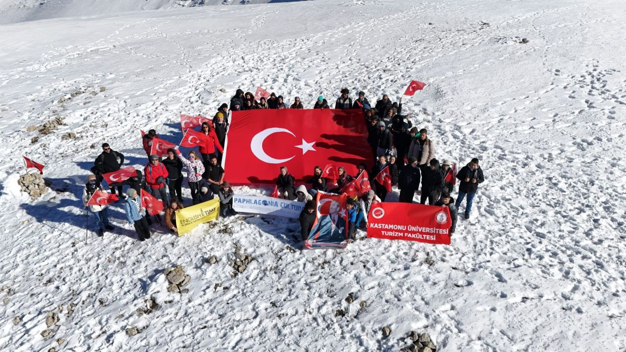 Cumhuriyet'in 101. yılını Ilgaz Dağı'nın zirvesinde kutladılar - Sayfa 1