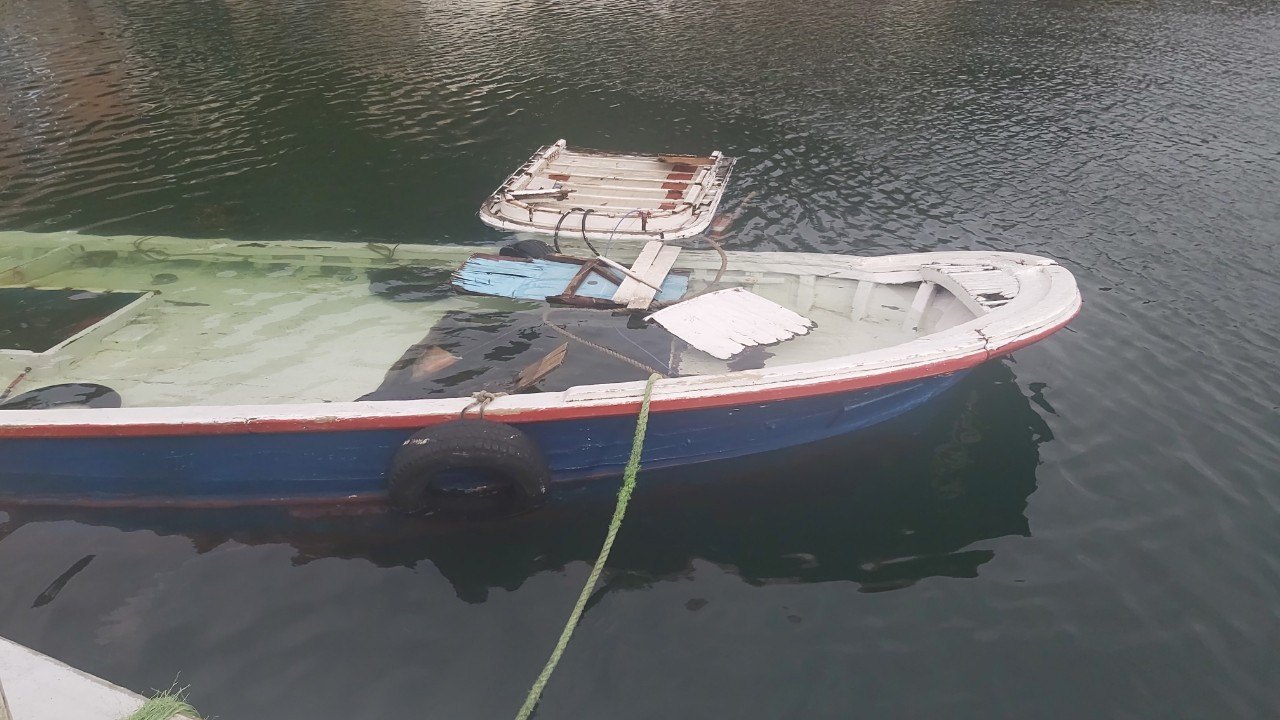 Kırklareli'nde ağlara takılan fazla balık tekneyi batırdı