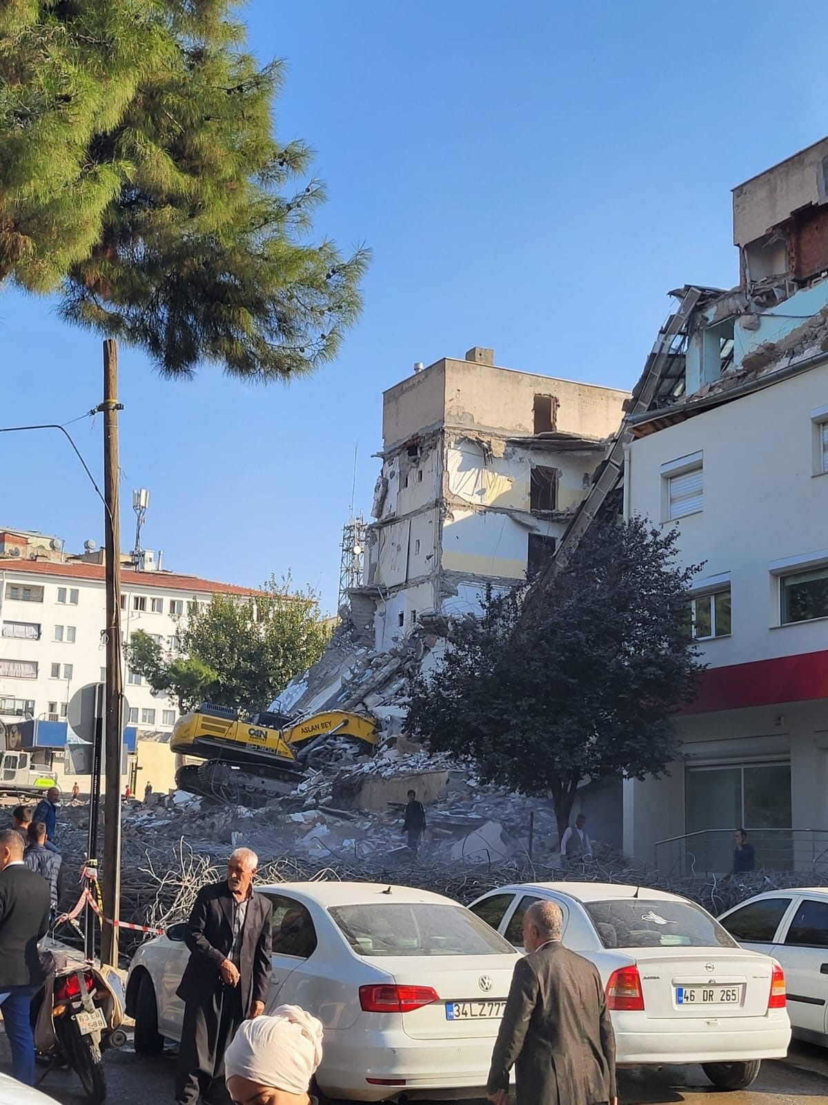 Siverek'te Yıkım Faciası: Kepçe Molozların Altında Kalmaktan Son Anda Kurtuldu! - Sayfa 6