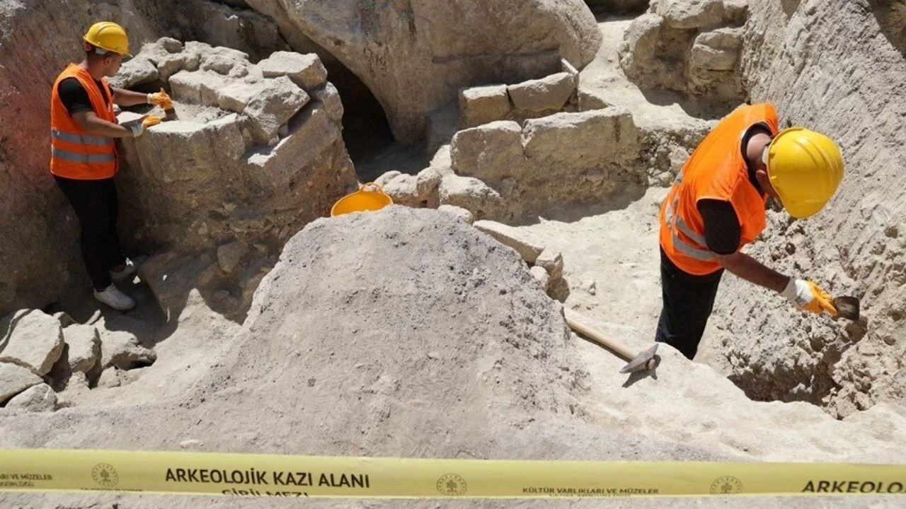 Kapadokya'da trafiğe kapatılan yolun altından toplu mezar çıktı