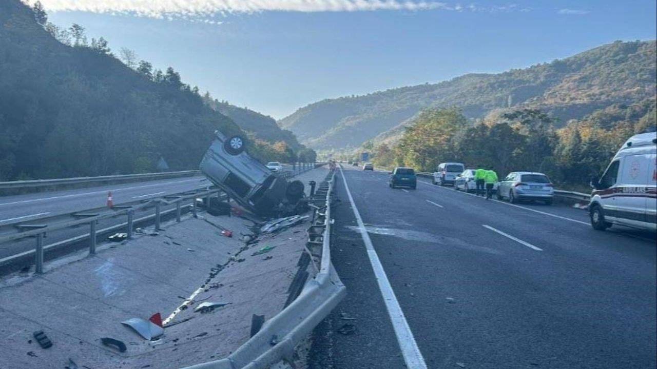 Kontrolden Çıkan Otomobil Orta Refüje Çarparak Takla Attı: 2 Yaralı