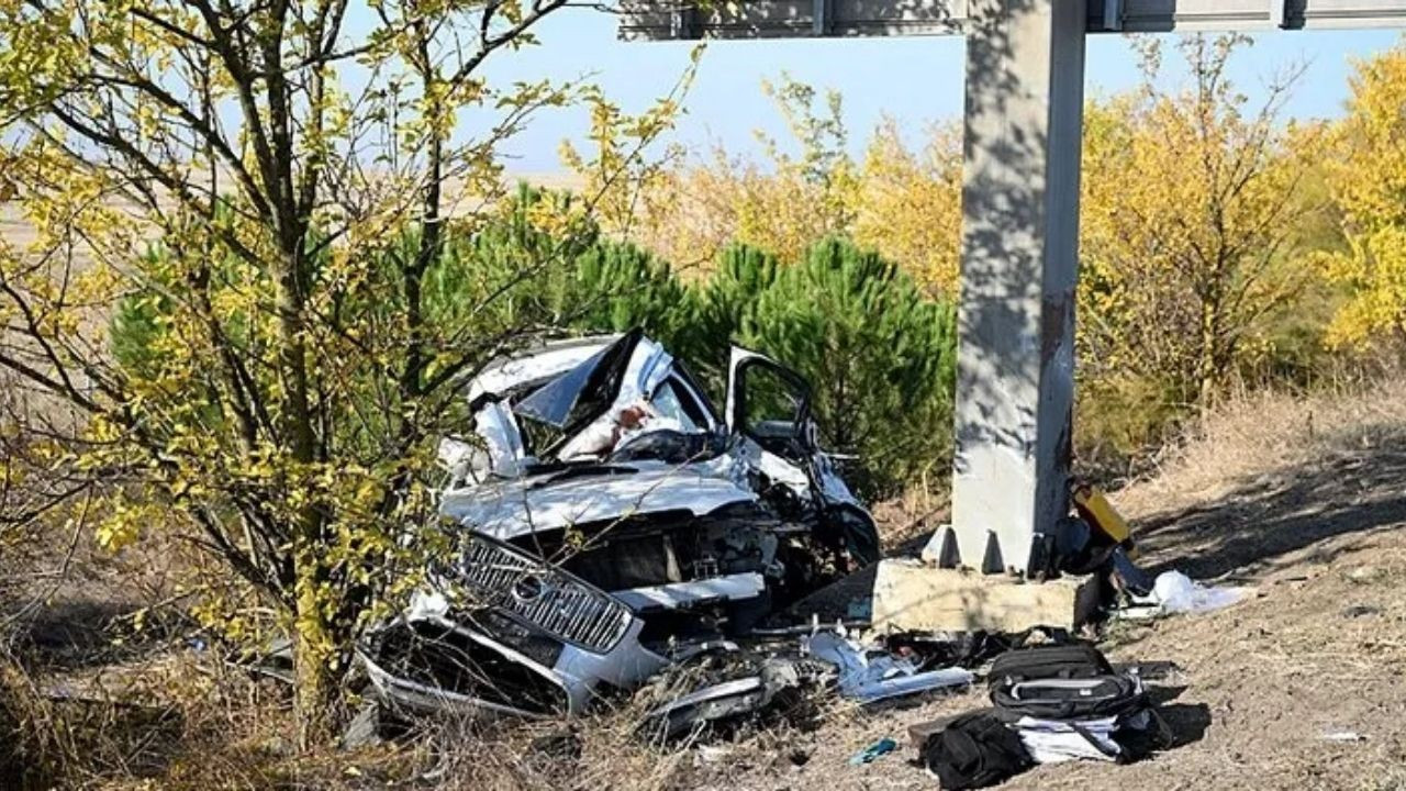 Edirne'de feci kaza: Yön levhasının beton direğine çarptı, 2 ölü!