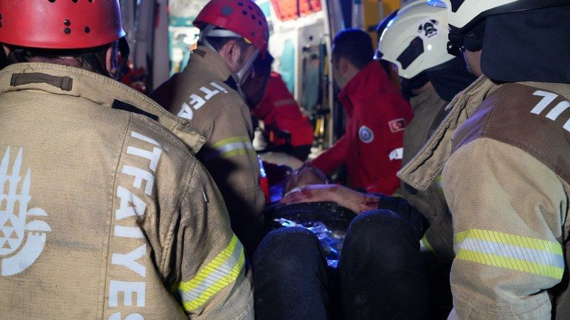 Esenyurt’ta feci kaza... Tırın altında kalan otomobil hurdaya döndü: 1 ağır yaralı - Sayfa 1