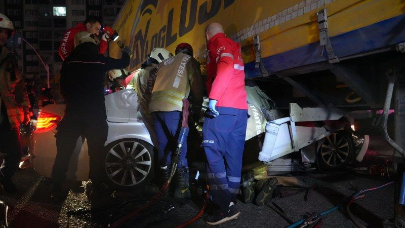 Esenyurt’ta feci kaza... Tırın altında kalan otomobil hurdaya döndü: 1 ağır yaralı - Sayfa 8