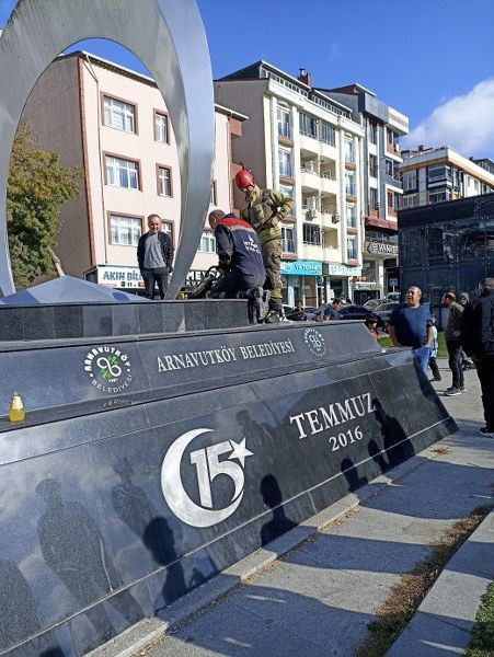 Arnavutköy’de Bir Çocuk Düşürdüğü Parasını Almak İçin Girdiği Anıtta Mahsur Kaldı - Sayfa 2