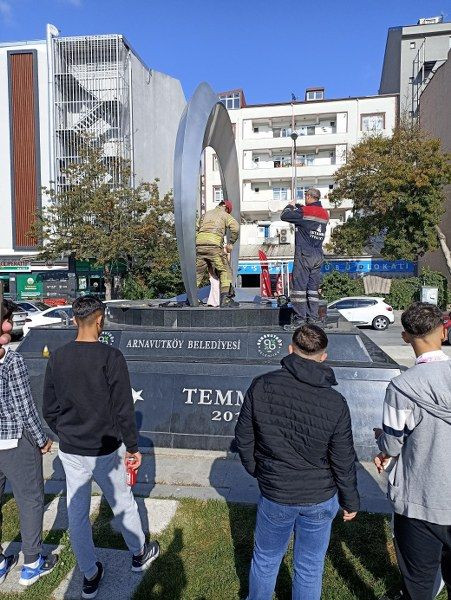 Arnavutköy’de Bir Çocuk Düşürdüğü Parasını Almak İçin Girdiği Anıtta Mahsur Kaldı - Sayfa 3