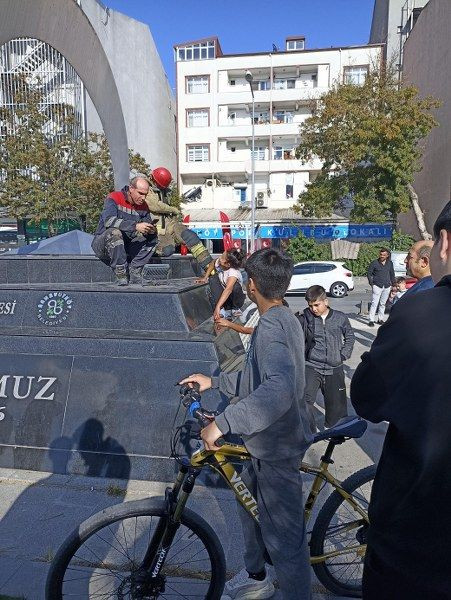 Arnavutköy’de Bir Çocuk Düşürdüğü Parasını Almak İçin Girdiği Anıtta Mahsur Kaldı - Sayfa 4