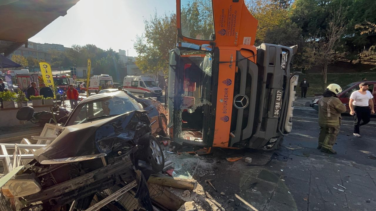 Bayrampaşa'da Korkunç Kaza: iSTAÇ Aracı Kontrolden Çıktı Önüne Geleni Ezdi: 5 Ağır Yaralı - Sayfa 1