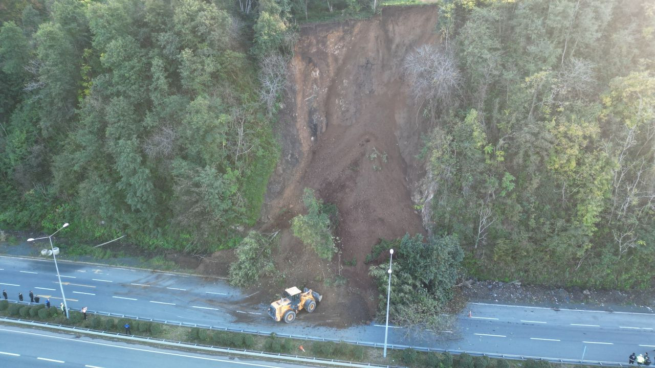 Artvin-Rize Karayolu Heyelanla Kapandı: Uzun Araç Kuyrukları Oluştu - Sayfa 5