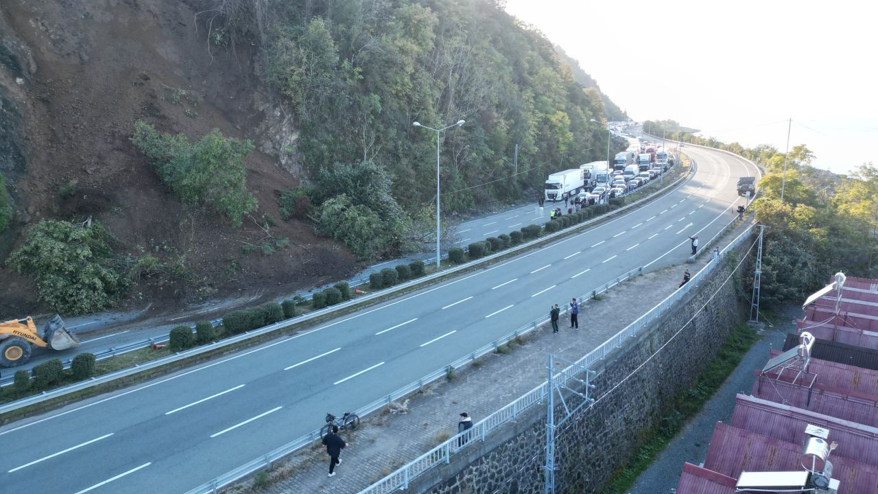 Artvin-Rize Karayolu Heyelanla Kapandı: Uzun Araç Kuyrukları Oluştu - Sayfa 4