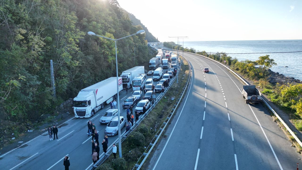 Artvin-Rize Karayolu Heyelanla Kapandı: Uzun Araç Kuyrukları Oluştu - Sayfa 3