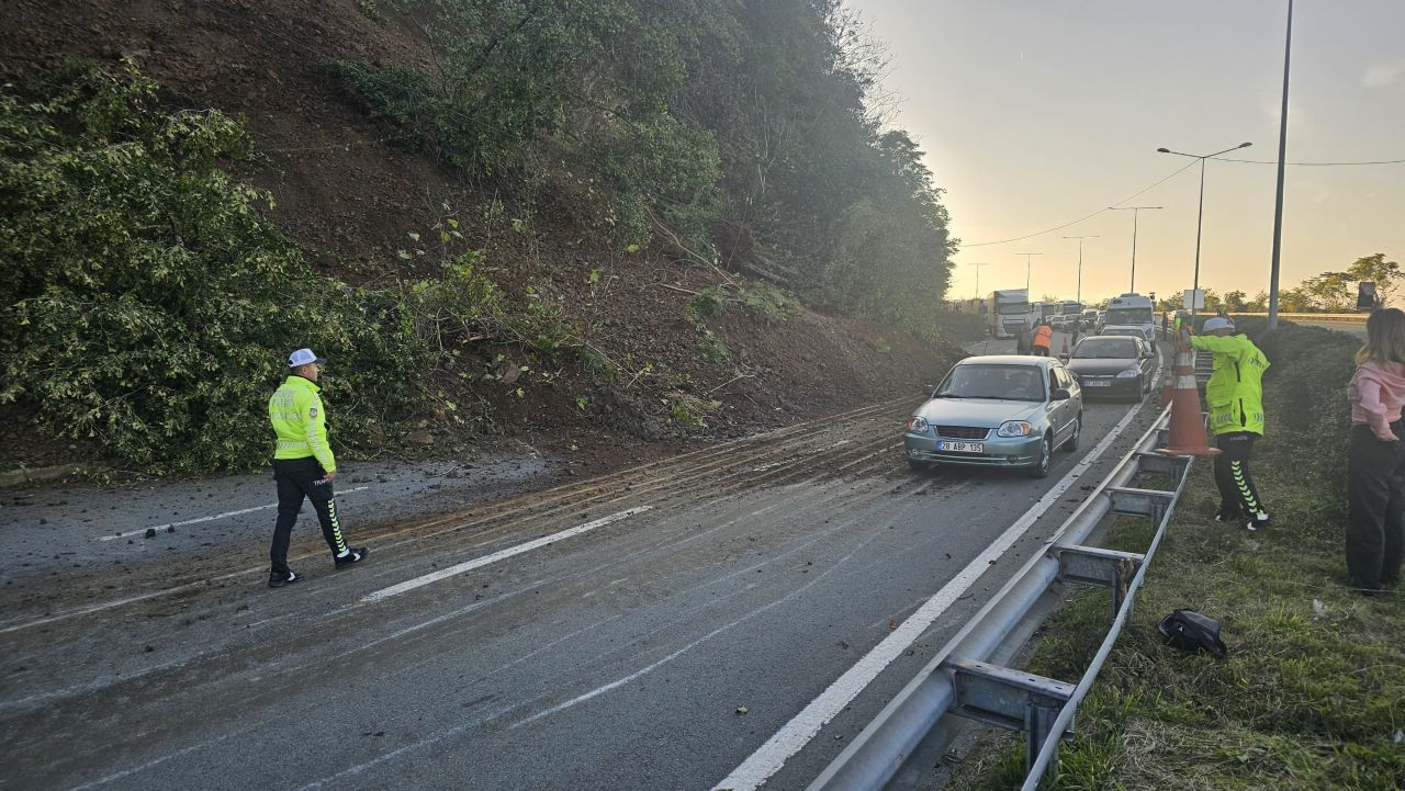 Artvin-Rize Karayolu Heyelanla Kapandı: Uzun Araç Kuyrukları Oluştu - Sayfa 2