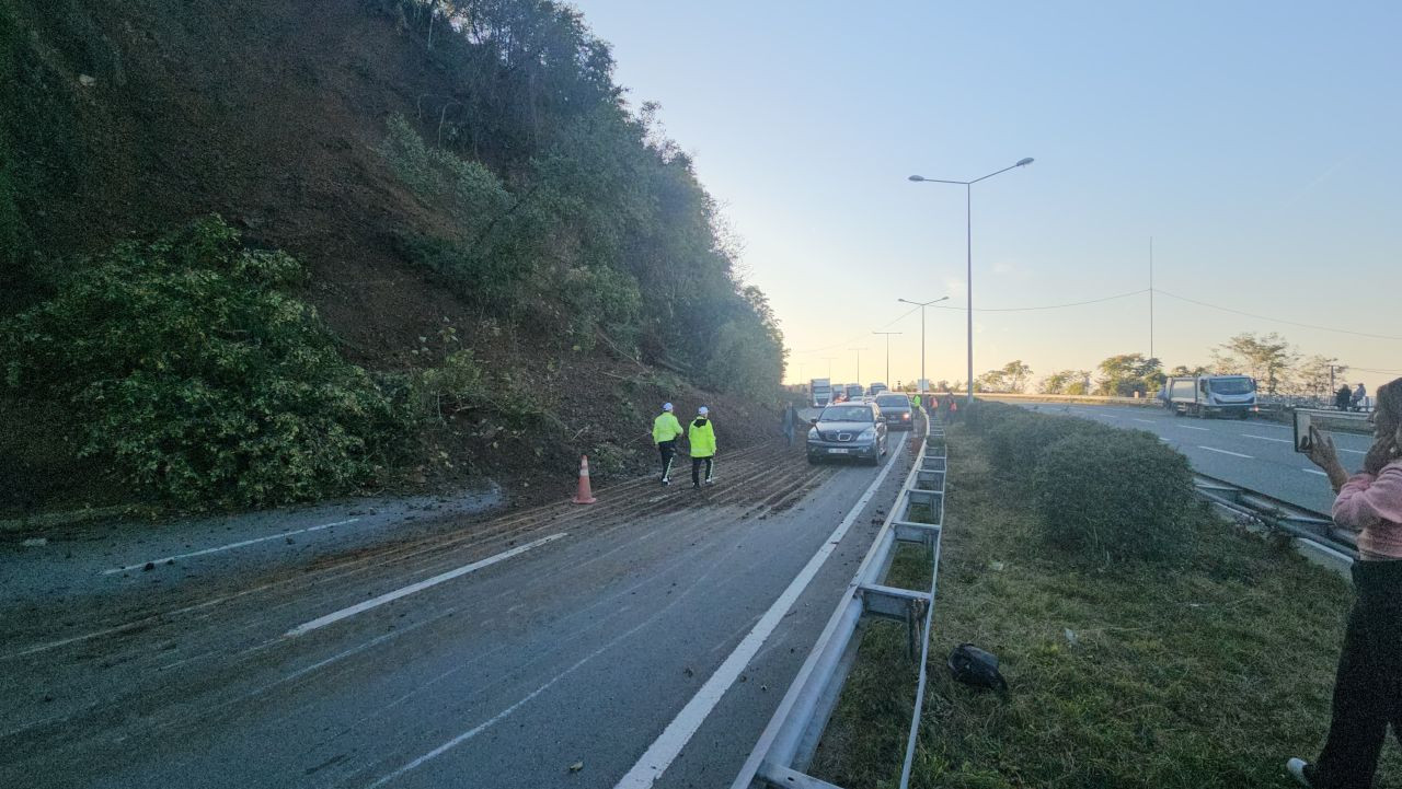 Artvin-Rize Karayolu Heyelanla Kapandı: Uzun Araç Kuyrukları Oluştu - Sayfa 1