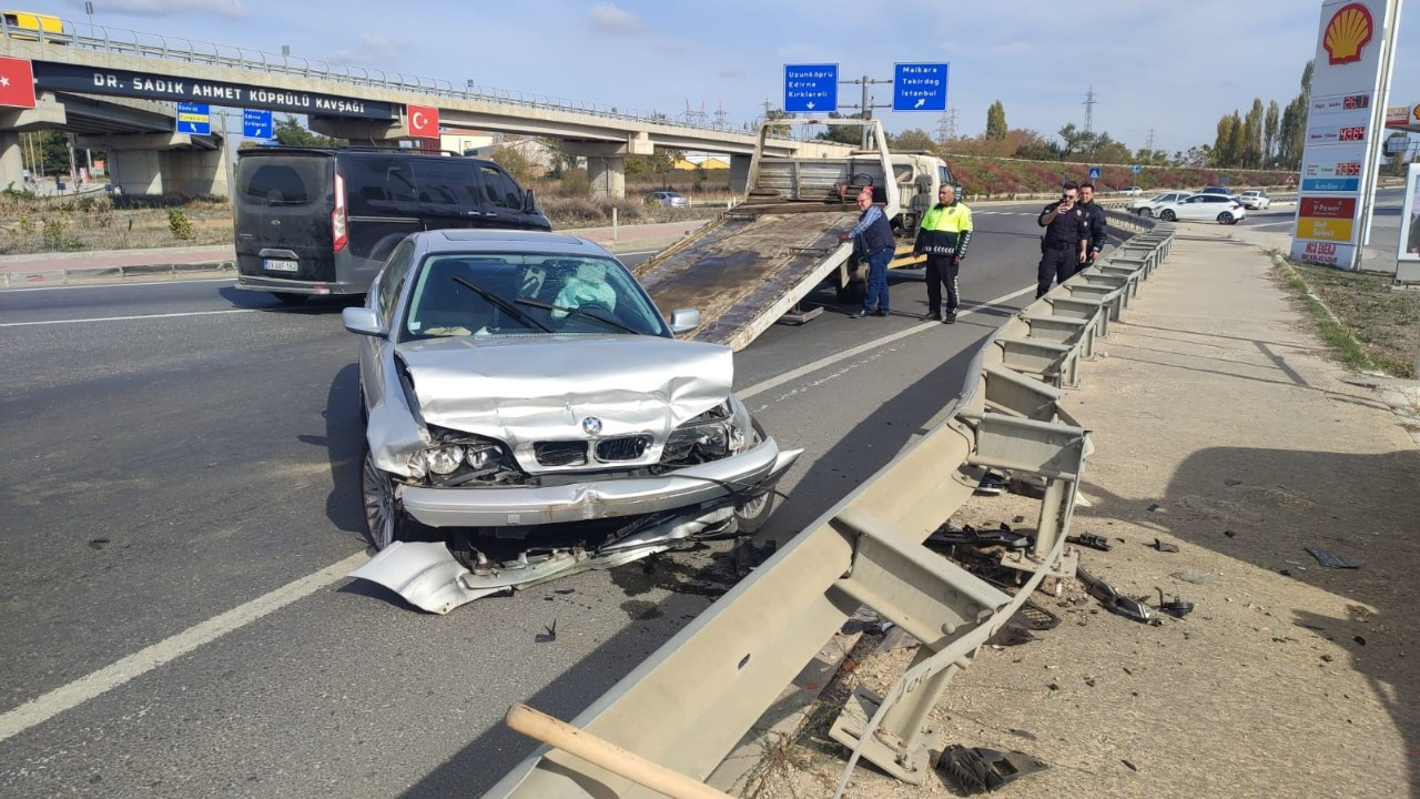 Demir Bariyere Çarpan Otomobilin Sürücüsü Hastaneye Kaldırıldı!