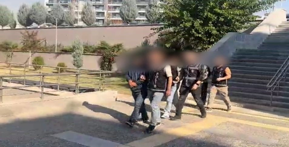 Batman'da Otomobilde 2 Kilo Skunk Ele Geçirildi, 3 Kişi Tutuklandı - Sayfa 1